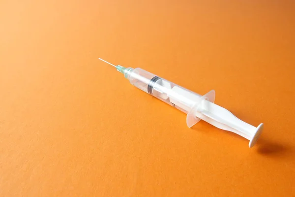 黄底分离疫苗用注射器的医学概念 — 图库照片