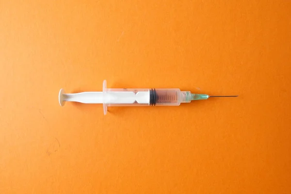 Concepto Médico Con Jeringa Para Vacunación Aislada Sobre Fondo Amarillo — Foto de Stock