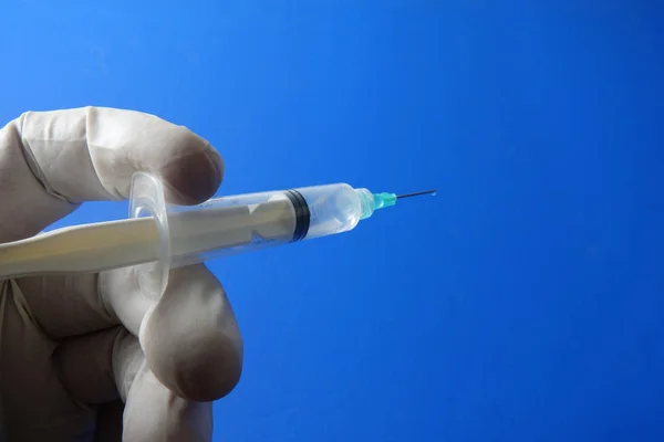 Concepto Médico Con Jeringa Para Vacunación Aislada Sobre Fondo Azul — Foto de Stock
