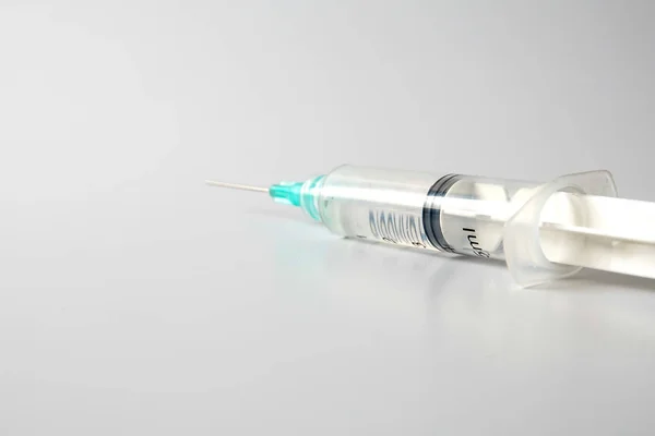 带有注射器的医疗概念 用于在白种人身上分离疫苗 — 图库照片