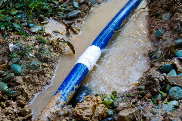 Yerleşik su boruları beyaz bantla kırılıp onarılır..