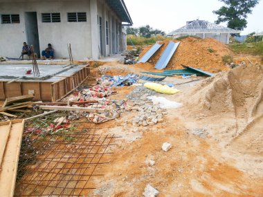 Konut geliştirme sırasında organize edilmemiş inşaat alanının görünümü.