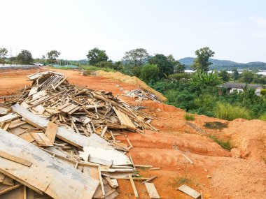 Konut geliştirme sırasında organize edilmemiş inşaat alanının görünümü.