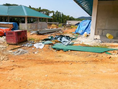 Konut geliştirme sırasında organize edilmemiş inşaat alanının görünümü.