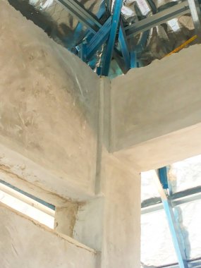 Konut geliştirme sırasında organize edilmemiş inşaat alanının görünümü.