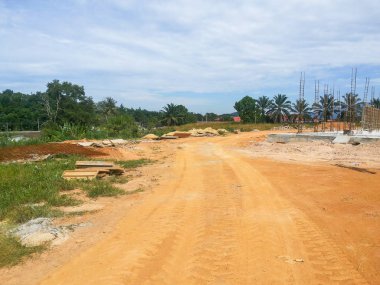 Konut geliştirme sırasında organize edilmemiş inşaat alanının görünümü.