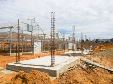 Konut geliştirme sırasında organize edilmemiş inşaat alanının görünümü.