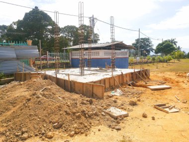 Konut geliştirme sırasında organize edilmemiş inşaat alanının görünümü.