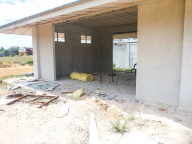 Konut geliştirme sırasında organize edilmemiş inşaat alanının görünümü.