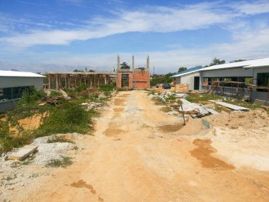 Konut geliştirme sırasında organize edilmemiş inşaat alanının görünümü.