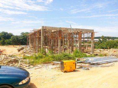 Konut geliştirme sırasında organize edilmemiş inşaat alanının görünümü.