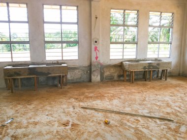 Konut geliştirme sırasında organize edilmemiş inşaat alanının görünümü.