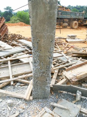 Konut geliştirme sırasında organize edilmemiş inşaat alanının görünümü.