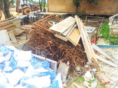 Konut geliştirme sırasında organize edilmemiş inşaat alanının görünümü.