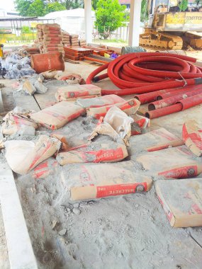 Konut geliştirme sırasında organize edilmemiş inşaat alanının görünümü.