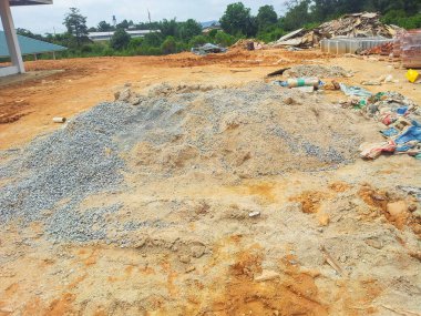 Konut geliştirme sırasında organize edilmemiş inşaat alanının görünümü.