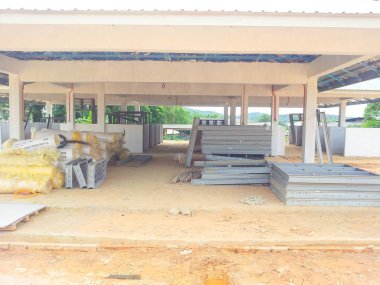 Konut geliştirme sırasında organize edilmemiş inşaat alanının görünümü.