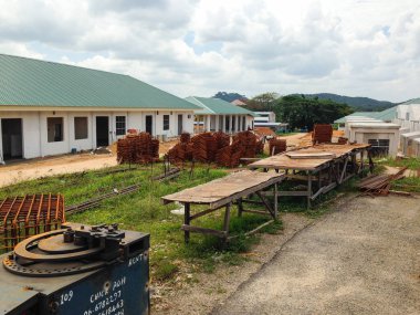 Konut geliştirme sırasında organize edilmemiş inşaat alanının görünümü.