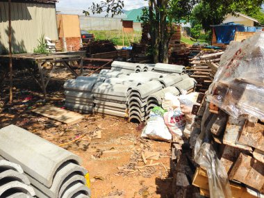 Konut geliştirme sırasında organize edilmemiş inşaat alanının görünümü.