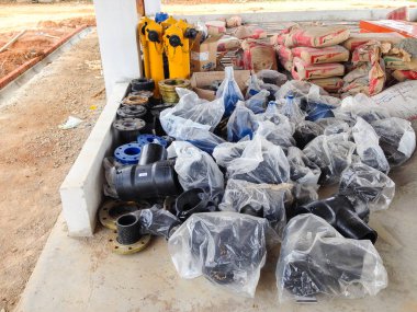 Konut geliştirme sırasında organize edilmemiş inşaat alanının görünümü.