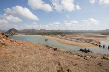 Muhteşem tropikal plajın manzarası. Doğa bileşimi ve canlı renkler.