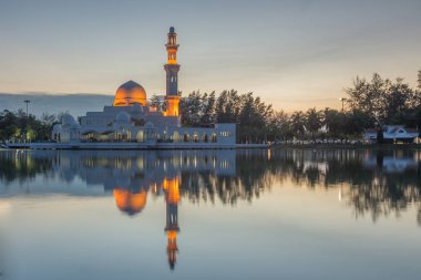 Muhteşem tropikal plajın manzarası. Doğa bileşimi ve canlı renkler.