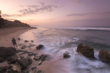 Muhteşem tropikal plajın manzarası. Doğa bileşimi ve canlı renkler.