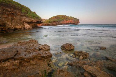 Muhteşem tropikal plajın manzarası. Doğa bileşimi ve canlı renkler.