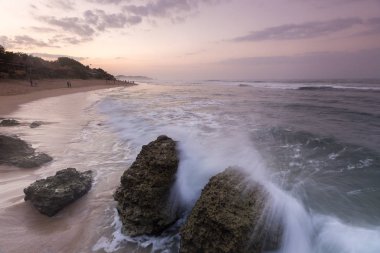 Muhteşem tropikal plajın manzarası. Doğa bileşimi ve canlı renkler.