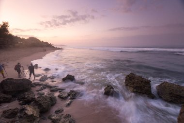 Muhteşem tropikal plajın manzarası. Doğa bileşimi ve canlı renkler.