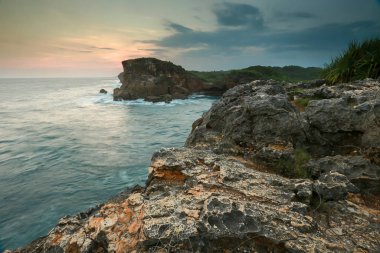 Muhteşem tropikal plajın manzarası. Doğa bileşimi ve canlı renkler.