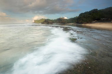 Muhteşem tropikal plajın manzarası. Doğa bileşimi ve canlı renkler.