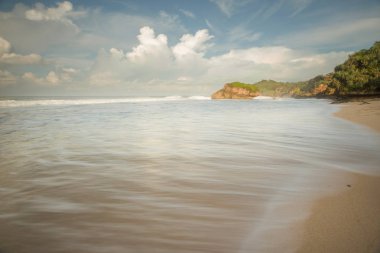 Muhteşem tropikal plajın manzarası. Doğa bileşimi ve canlı renkler.