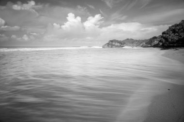 Muhteşem tropikal plajın manzarası. Doğa bileşimi ve canlı renkler.