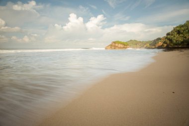 Muhteşem tropikal plajın manzarası. Doğa bileşimi ve canlı renkler.