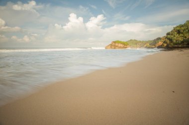 Muhteşem tropikal plajın manzarası. Doğa bileşimi ve canlı renkler.