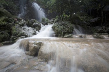Muhteşem tropikal plajın manzarası. Doğa bileşimi ve canlı renkler.