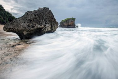 Muhteşem tropikal plajın manzarası. Doğa bileşimi ve canlı renkler.