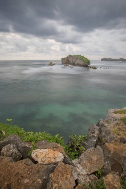 Muhteşem tropikal plajın manzarası. Doğa bileşimi ve canlı renkler.