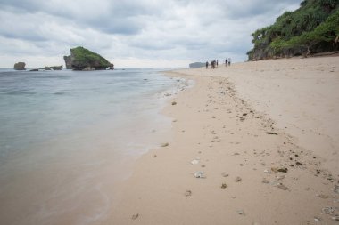Muhteşem tropikal plajın manzarası. Doğa bileşimi ve canlı renkler.