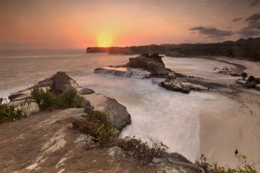 Muhteşem tropikal plajın manzarası. Doğa bileşimi ve canlı renkler.