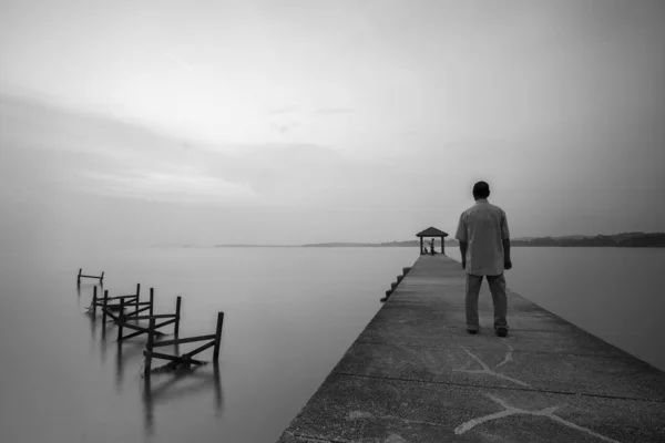 Um velho molhe localizado em Port Dickson, Malásia. Longa exposição e — Fotografia de Stock