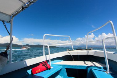 Muhteşem tropikal plajın manzarası. Doğa bileşimi ve canlı renkler.