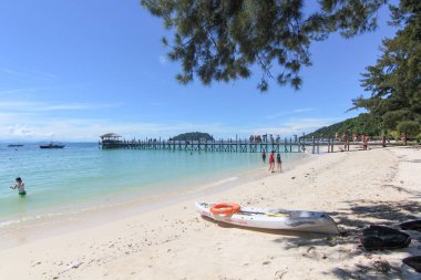 Muhteşem tropikal plajın manzarası. Doğa bileşimi ve canlı renkler.