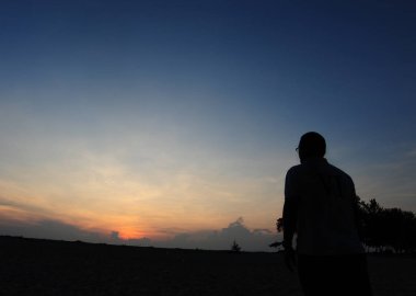 Muhteşem tropikal plajın manzarası. Doğa bileşimi ve canlı renkler.