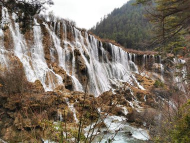 Çin 'in kuzeyinde şelale manzarası. Turistik bölge cazibesi.