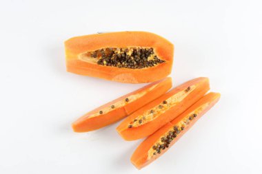 Yarısı beyaz papaya dilimleri..