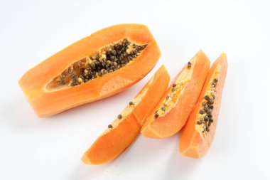 Yarısı beyaz papaya dilimleri..
