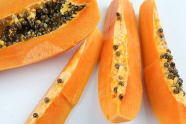 Yarısı beyaz papaya dilimleri..