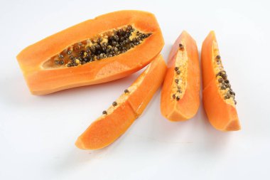 Yarısı beyaz papaya dilimleri..